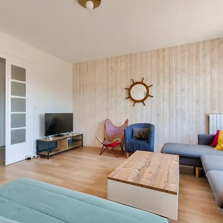 Guestready - A Cityscape Near The Sea