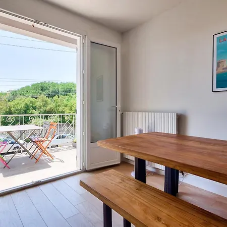 Pensión Guestready - A Cityscape Near The Sea