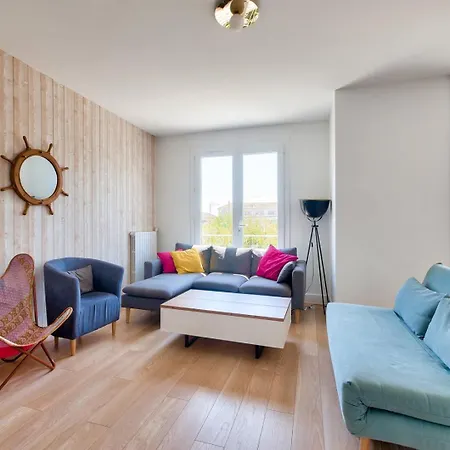 Guestready - A Cityscape Near The Sea