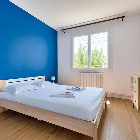 Guestready - A Cityscape Near The Sea