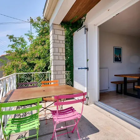 Pensión Guestready - A Cityscape Near The Sea